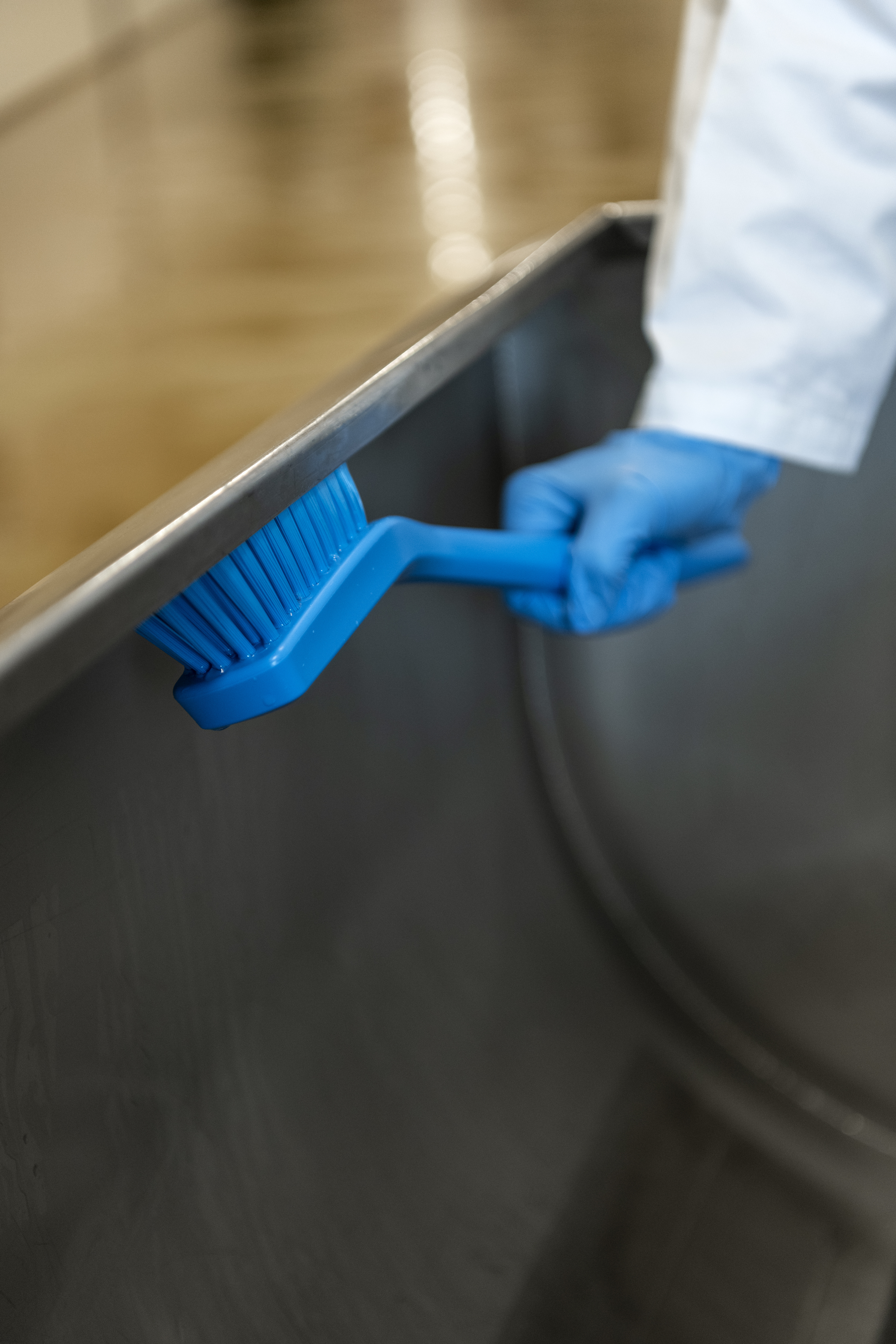 Vikan Narrow Cleaning Brush with Long Handle, 420 mm, Hard, Blue