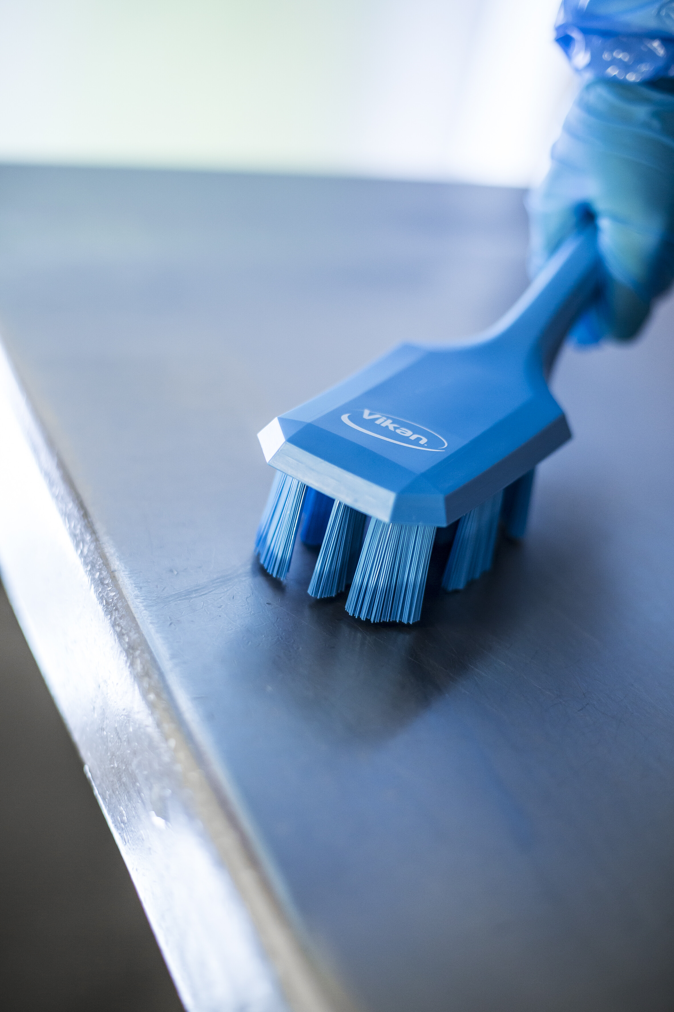 Vikan UST Hand Brush w/short handle, 260 mm, Hard, Blue