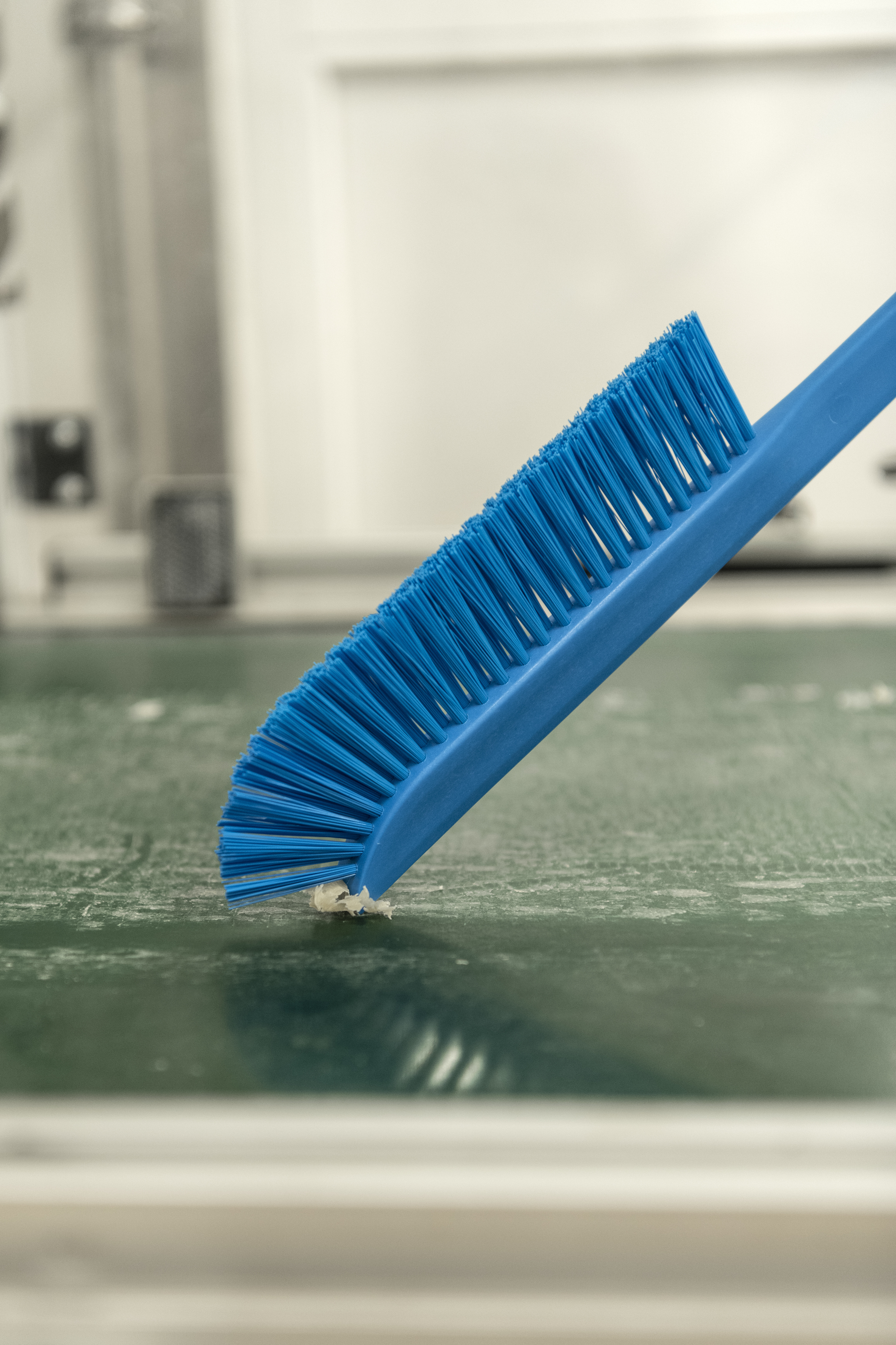 Vikan Ultra-Slim Cleaning Brush with Long Handle, 600 mm, Medium, Blue