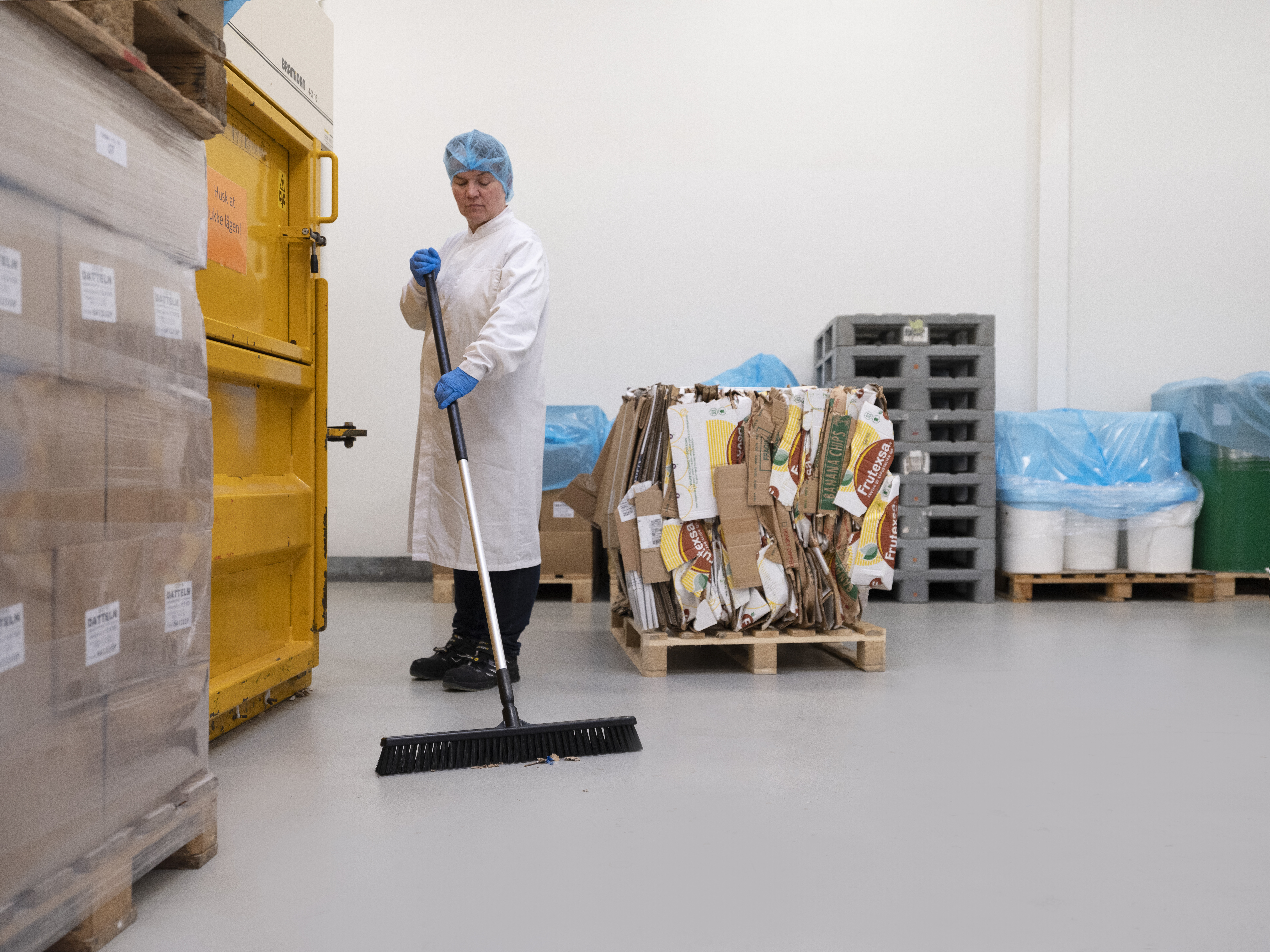 Vikan Broom, 610 mm, Soft/hard, Blue