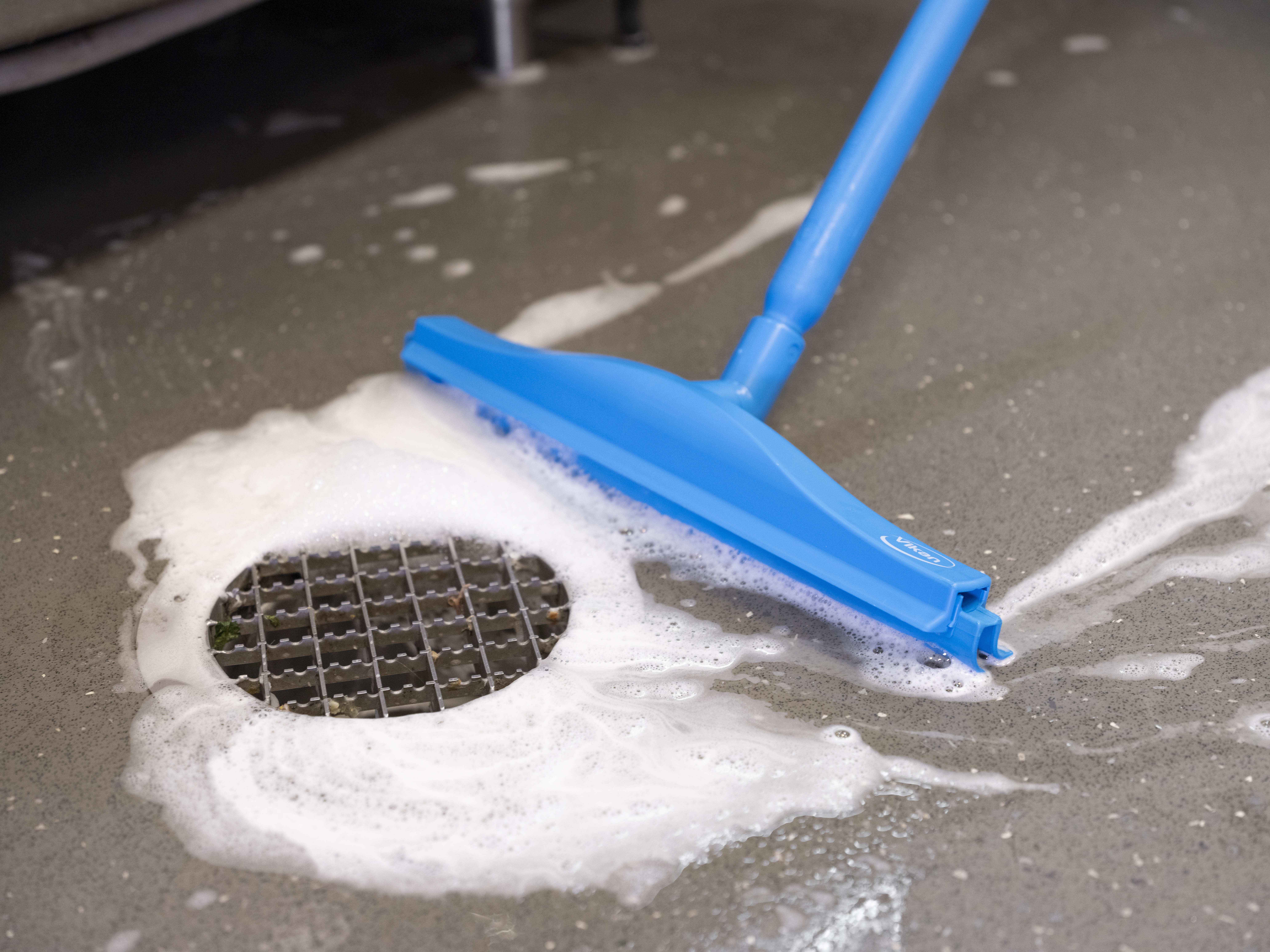 Vikan Hygienic Revolving Neck  Squeegee w/replacement cassette, 405 mm, Blue