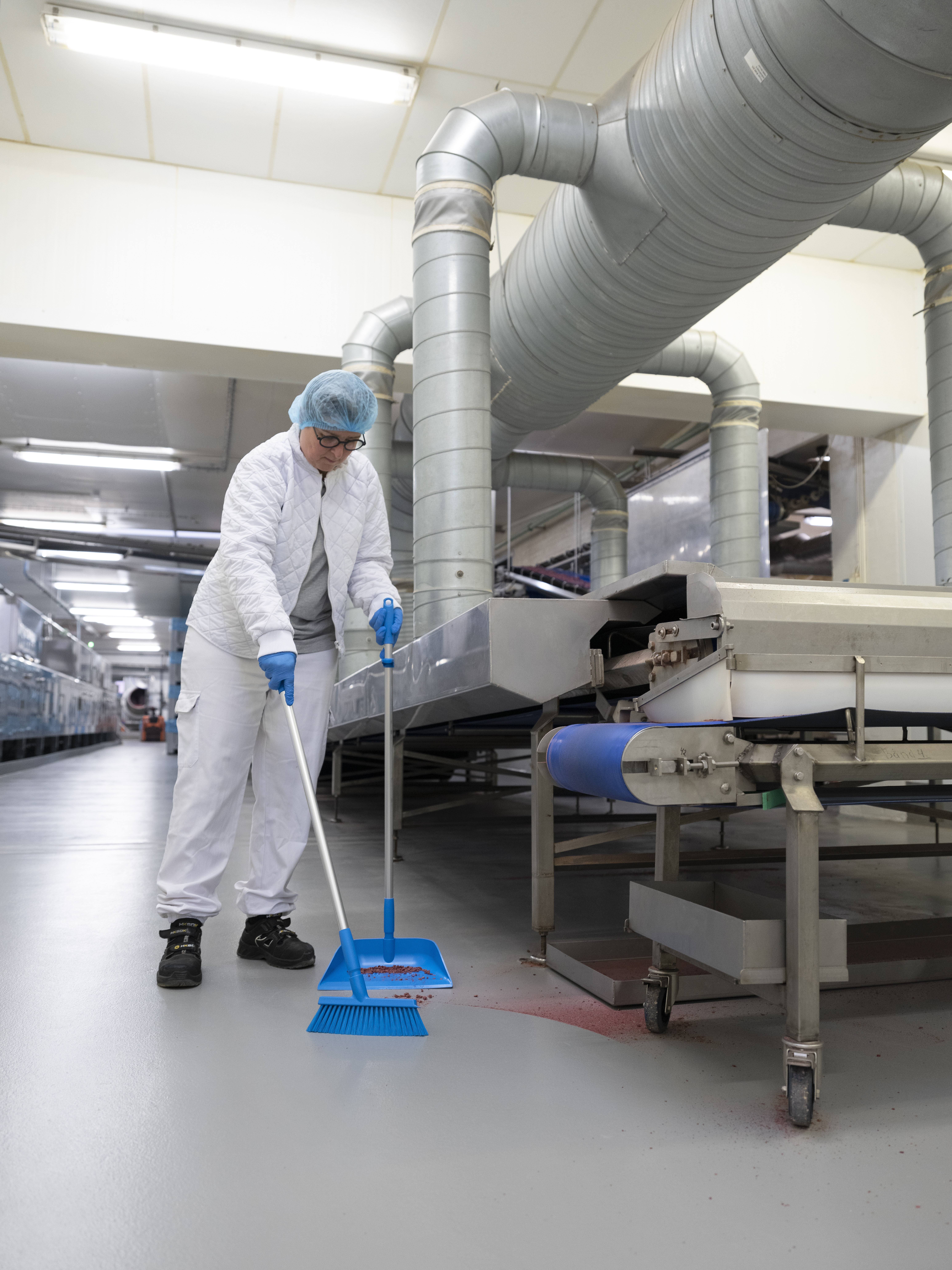 Vikan Dustpan Broom with Angled Thread, 250 mm, Medium, Blue