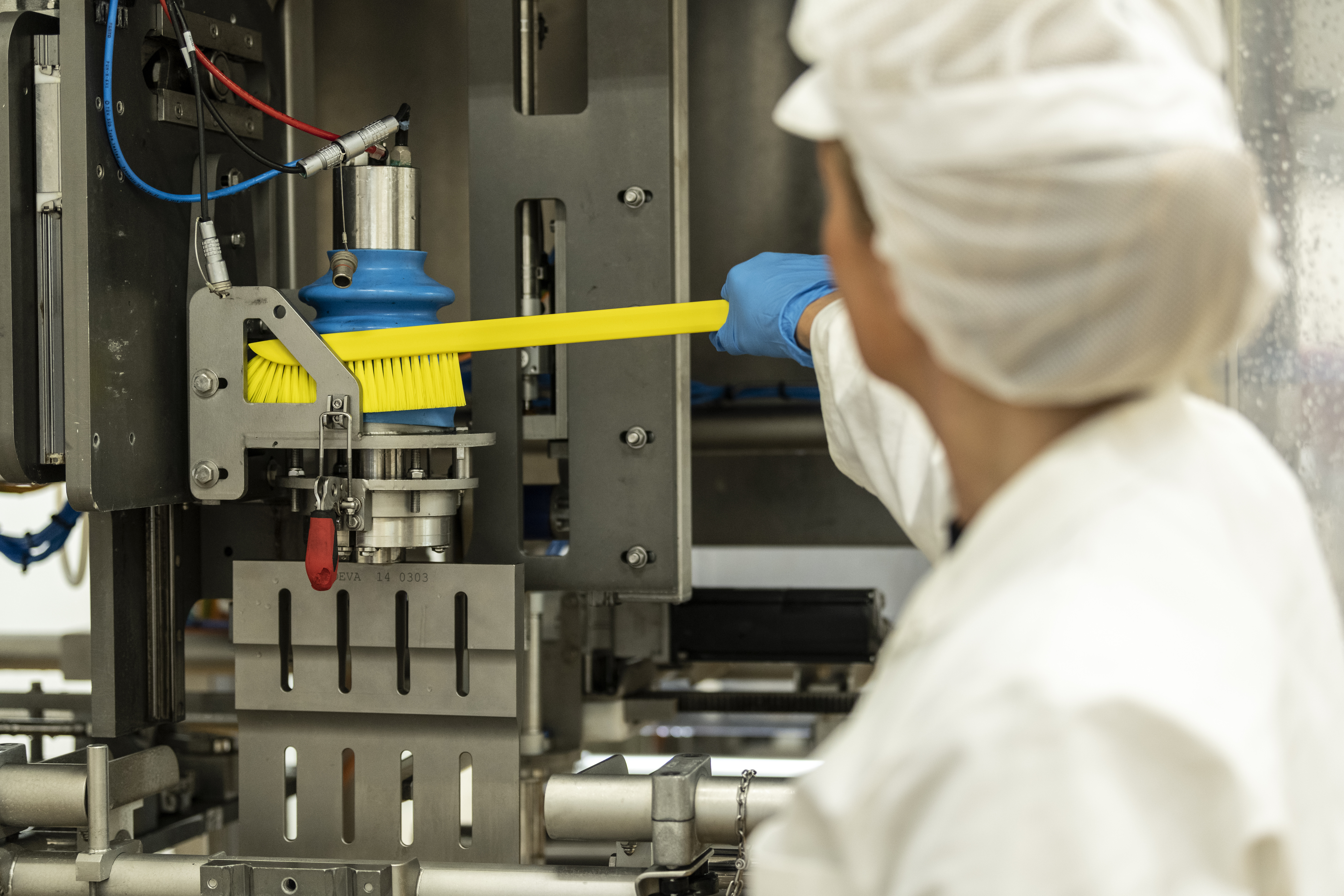 Vikan Ultra-Slim Cleaning Brush with Long Handle, 600 mm, Medium, Blue