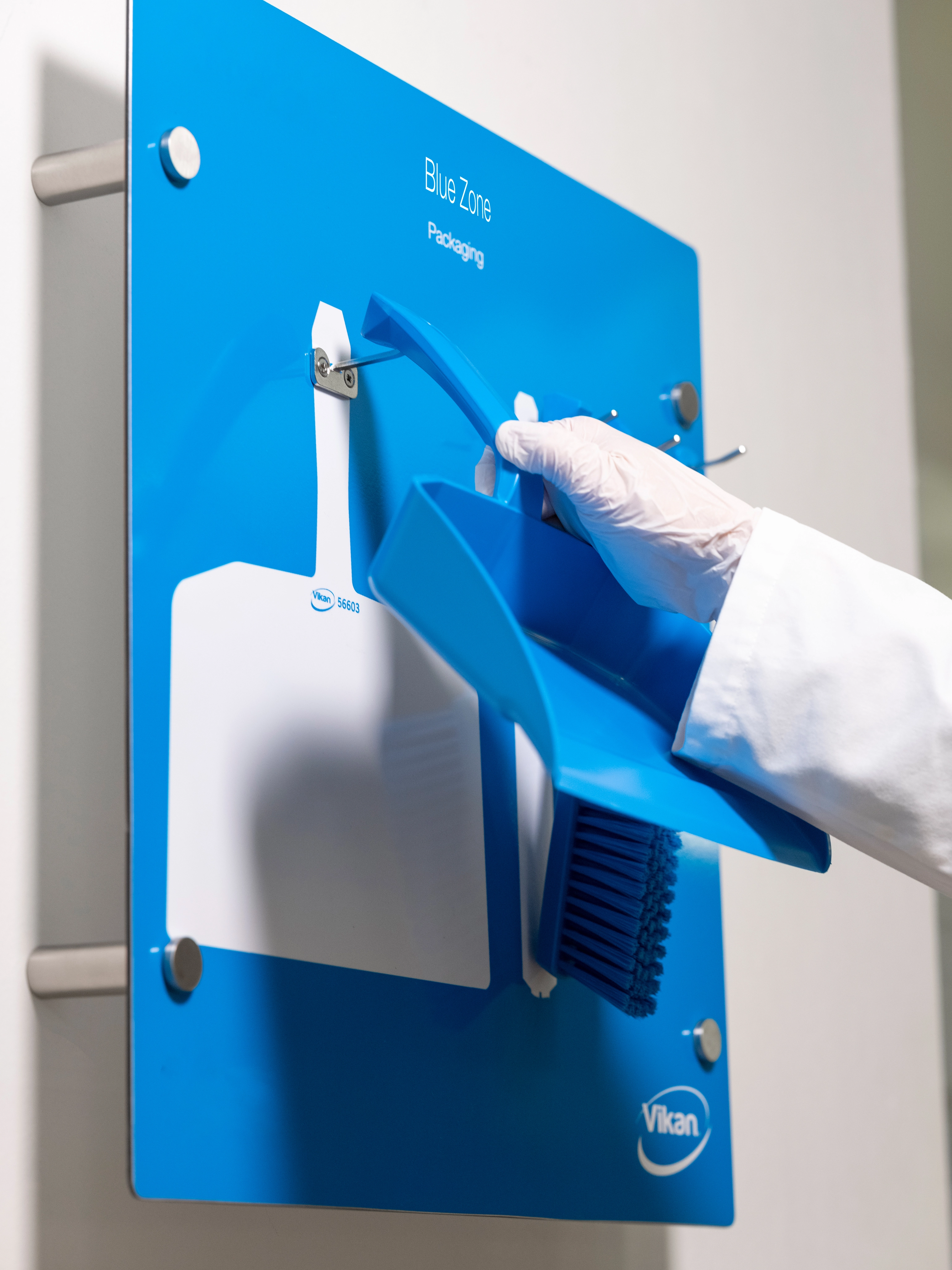 Vikan Gallery3_Blue Shadow Board_action